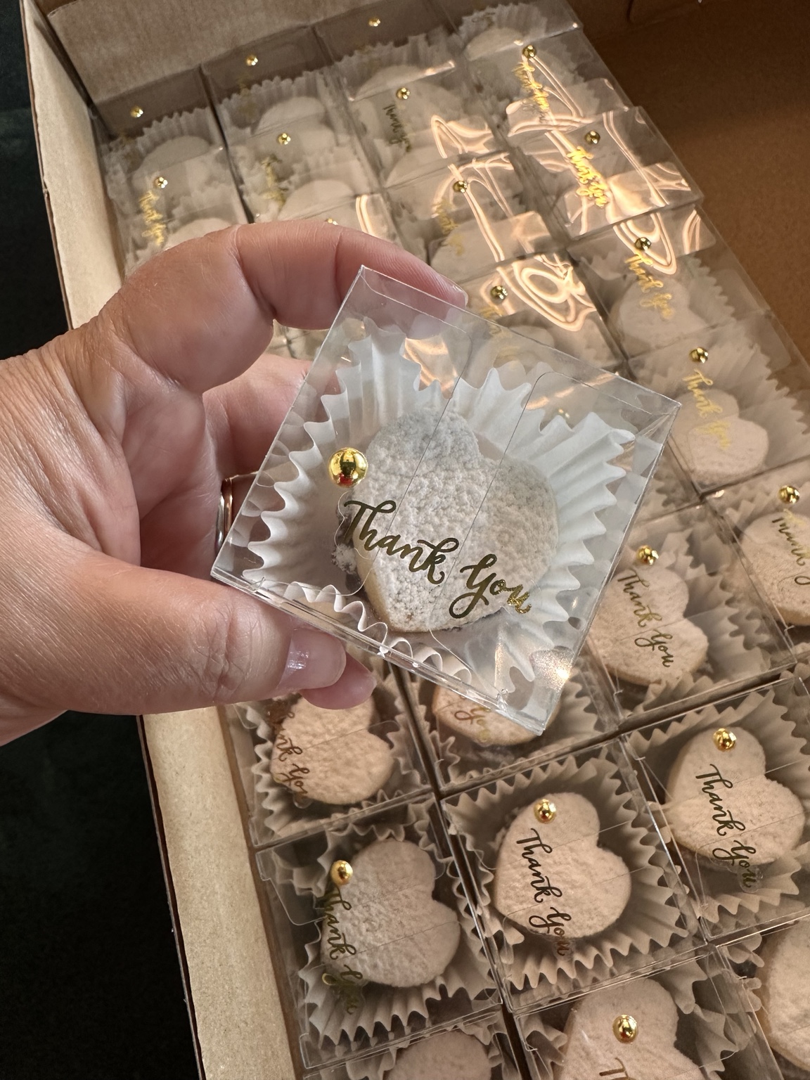 Alfajor Thank you en caja individual con sticker y decoración dorada